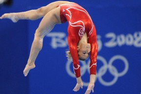 【足彩网首页】勇士客场力克湖人送对手两连败 东詹缺阵库里14分布朗尼持续低迷18中3