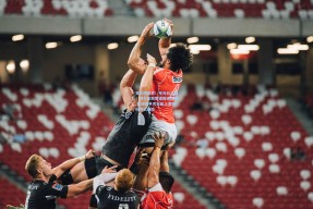 足彩网首页：电光石火间！阿尔卑斯雪道突现险情 资深滑手凭本能上演教科书式避险