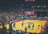 【中国足彩网】掘金随队记者观察，字母哥动作谨慎，神似伤后恩比德姿态