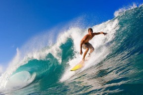 足彩网首页：拉菲尼亚双响炮引领胜利征程，荣膺西超杯决赛最具价值球员