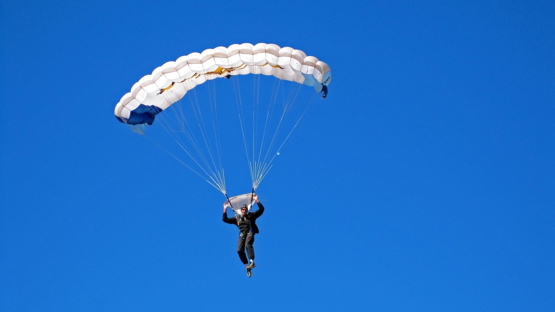 拜仁慕尼黑4-0轻取海登海姆，迪亚斯冲顶凯恩破门，豪取德甲15轮不败佳绩